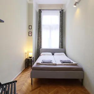 Joseph Boulevard - 3bdr, 2bath, 8ppl Budapest